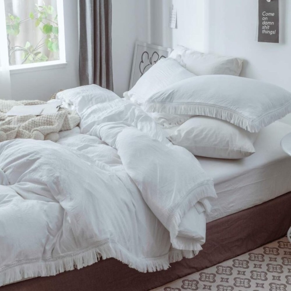 - NEW WHITE Tassel Duvet Set -